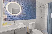 默特尔比奇4BR2BA Sleeps 12 Pet-Friendly Steps to Beach的配有马桶、水槽和镜子的浴室