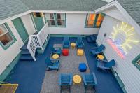 默特尔比奇4BR2BA Sleeps 12 Pet-Friendly Steps to Beach的享有带桌椅的天井的顶部景致。