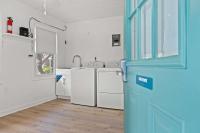 默特尔比奇4BR2BA Sleeps 12 Pet-Friendly Steps to Beach的配有白色冰箱和水槽的厨房