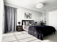 M&amp;K Home with central air condition, 4 bedrooms, by Chartwell Shopping Centre客房内的一张或多张床位