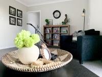 汉密尔顿M&amp;K Home with central air condition, 4 bedrooms, by Chartwell Shopping Centre的客厅配有带花瓶的咖啡桌
