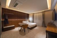 Urban Groove Hotel Seomyeon客房内的一张或多张床位
