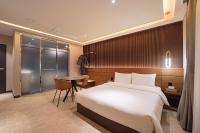 Urban Groove Hotel Seomyeon客房内的一张或多张床位