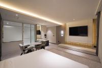 Urban Groove Hotel Seomyeon的电视和/或娱乐中心