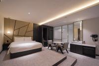 Urban Groove Hotel Seomyeon客房内的一张或多张床位