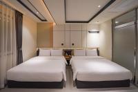 Urban Groove Hotel Seomyeon客房内的一张或多张床位