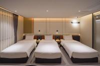 Urban Groove Hotel Seomyeon客房内的一张或多张床位