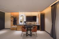 Urban Groove Hotel Seomyeon的电视和/或娱乐中心
