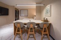 Urban Groove Hotel Seomyeon的电视和/或娱乐中心