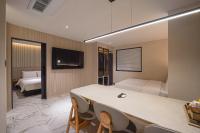 Urban Groove Hotel Seomyeon客房内的一张或多张床位