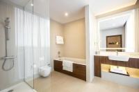 Courtyard by Marriott Edinburgh West的一间浴室