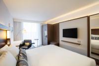 Courtyard by Marriott Edinburgh West的电视和/或娱乐中心