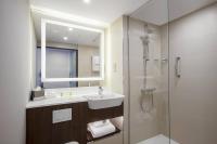 Courtyard by Marriott Edinburgh West的一间浴室