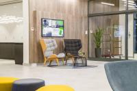 Courtyard by Marriott Edinburgh West的电视和/或娱乐中心