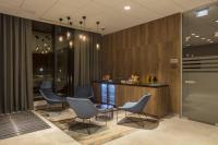 Courtyard by Marriott Edinburgh West的休息区