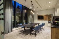 Courtyard by Marriott Edinburgh West的厨房或小厨房