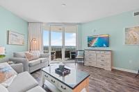 5 Star Resort 11th Fl Stunning Sunrise 2BR 2BA King Suite,Pools ,Shuttle or Walk to Beach的电视和&#47;或娱乐中心