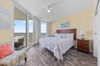 5 Star Resort 11th Fl Stunning Sunrise 2BR 2BA King Suite,Pools ,Shuttle or Walk to Beach客房内的一张或多张床位