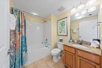 5 Star Resort 11th Fl Stunning Sunrise 2BR 2BA King Suite,Pools ,Shuttle or Walk to Beach的一间浴室