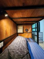 The 10 club hostel客房内的一张或多张床位