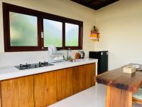Uma Jala Villa Ubud的厨房或小厨房