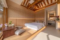 首尔Seoul Premium Hanok MemoryStay Hyoja的卧室配有一张床铺,位于带桌子的房间