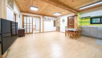 Gangneung ggabinejip hanok pension的电视和/或娱乐中心
