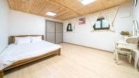 Gangneung ggabinejip hanok pension客房内的一张或多张床位