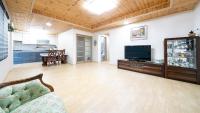 Gangneung ggabinejip hanok pension的电视和/或娱乐中心