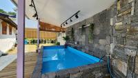 Gangneung ggabinejip hanok pension内部或周边的泳池