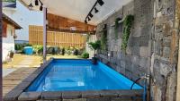 Gangneung ggabinejip hanok pension内部或周边的泳池