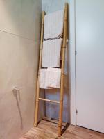 埃拉特R&amp;B Tree House的竹毛巾架和四条毛巾