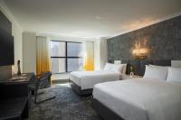 纽约Renaissance New York Times Square by Marriott的有两张床和一扇窗户的酒店房间