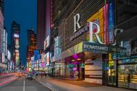 纽约Renaissance New York Times Square by Marriott的繁忙的城市街道,晚上有建筑