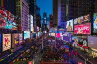 纽约Renaissance New York Times Square by Marriott的城市繁忙的街道,晚上有广告牌