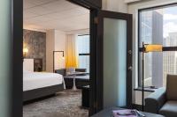 Renaissance New York Times Square by Marriott客房内的一张或多张床位