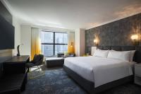 Renaissance New York Times Square by Marriott客房内的一张或多张床位
