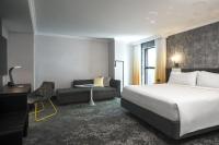 Renaissance New York Times Square by Marriott客房内的一张或多张床位