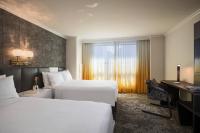Renaissance New York Times Square by Marriott客房内的一张或多张床位