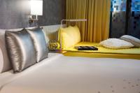 Renaissance New York Times Square by Marriott客房内的一张或多张床位