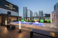 Urban Groove Hotel Seomyeon内部或周边的泳池