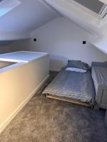 温德米尔Abbys Cottage的阁楼角落的一张床位