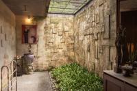 Dua Dari, a Residence by Hadiprana的一间浴室