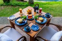 乌布Dua Dari, a Residence by Hadiprana的一张木桌，上面摆放着食物盘子