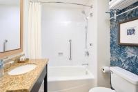 Kaimana Beach Hotel的一间浴室