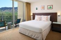 Kaimana Beach Hotel客房内的一张或多张床位