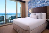 Kaimana Beach Hotel客房内的一张或多张床位