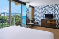 Kaimana Beach Hotel的电视和/或娱乐中心