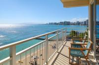 Kaimana Beach Hotel的阳台或露台