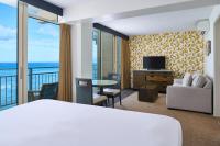 Kaimana Beach Hotel的电视和/或娱乐中心